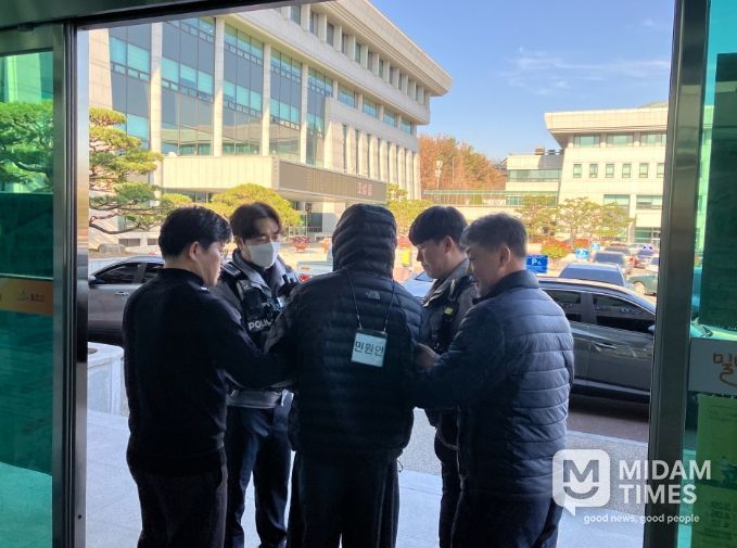 밀양시가 20일 시청 민원실에서 밀양경찰서 중앙지구대와 함께 비상상황 대비 모의훈련을 실시하고 있다.