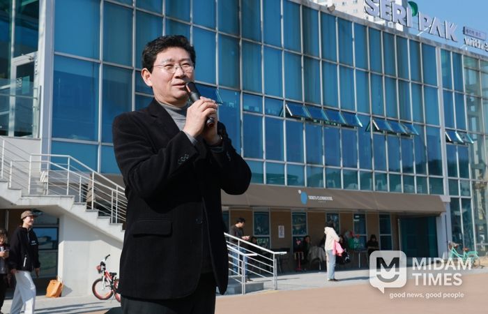 이상일 용인특례시장이 21일 SERI PAK with 용인 'ON THE SAME TRACK' 기부런 행사에 참석해 축사하고 있다