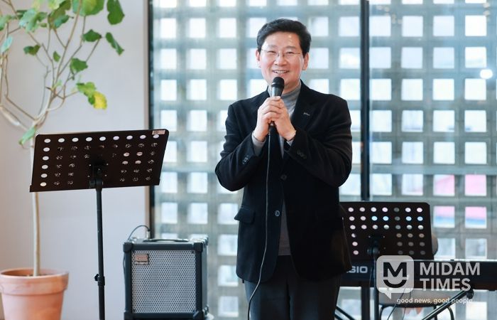 이상일 용인특례시장이 21일 민주평화통일자문회의 용인시협의회 자문위원과 함께하는 봄맞이 음악회에 참석해 인사말 하고 있다