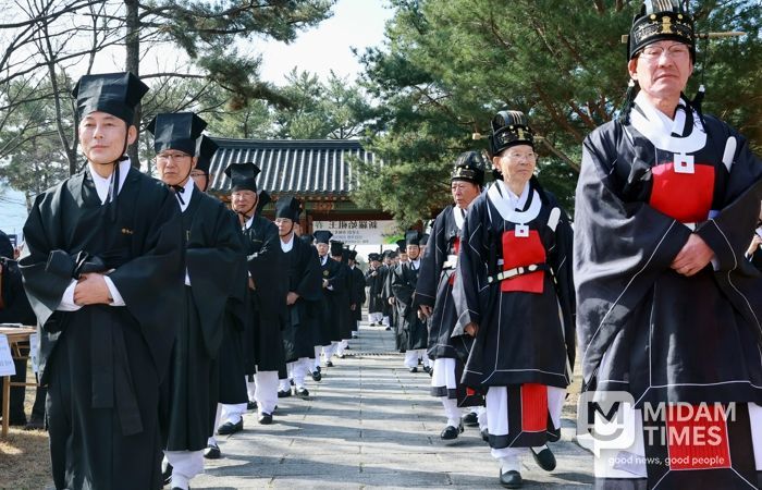 20일 경주 숭덕전을 비롯한 3전에서 춘향대제가 봉행된 가운데 제관들이 제례 행렬을 하고 있다