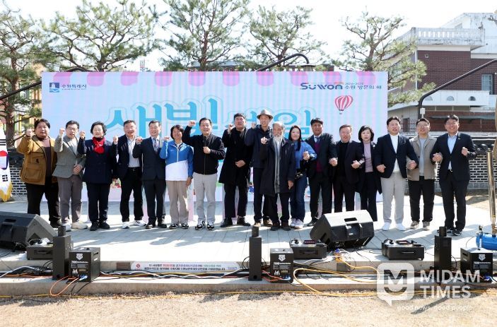 수원특례시의회 기획경제위원회 장정희 위원장을 비롯한 참석자들이 21일 남문 로데오 청소년문화공연장에서 열린 「제7회 새빛세일페스타 수원」 개막 행사에서 기념촬영을 하고 있다