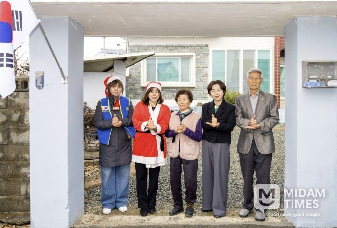 경북 칠곡군 왜관읍에서 열린‘3월의 산타’물품 전달식에서 왼쪽부터 박은화 왜관가온로타리클럽 초대회장, 김선희 회장, 독립유공자 후손 장정희 씨, 윤영란 칠곡군청 사회복지과장, 장상규 광복회 경북도지부 칠곡·고령·성주연합지회장이 기념촬영을 하고 있다.