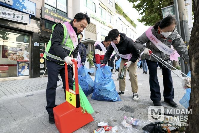 서대문구가 관내 전역에서 ‘봄맞이 대청소 및 생활폐기물 다이어트 캠페인’을 대대적으로 전개한다. 사진은 지난해 10월 30일 연희로 일대에서 이성헌 구청장과 주민, 공무원들이 거리 청소를 하는 모습.