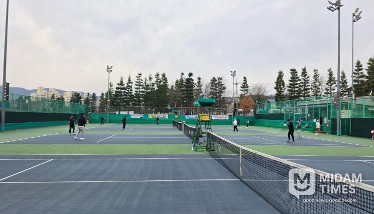 지난 21일부터 22일까지 열린 ‘제38회 밀양시 종별 테니스대회’에 참가한 동호인들이 밀양종합운동장 부속 테니스장에서 열띤 경기를 펼치고 있다.
