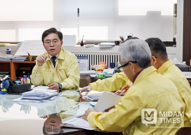 진교훈 서울 강서구청장(왼쪽)이 25일 구청 집무실에서 ‘긴급 에너지 절약 대책회의’를 주재하고 있다.
