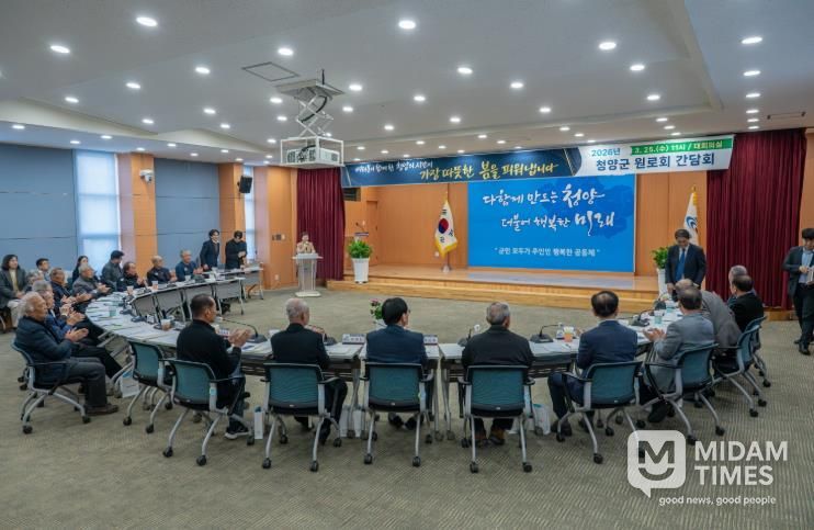 지난 25일, 2026년 원로회 간담회를 개최하고 군정 현안에 대한 논의를 진행하고 있다.