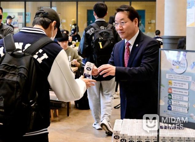 유정복 인천광역시장이 26일 연수구 연세대학교 국제캠퍼스에서 인천형 천원의 아침밥 사업 현장을 점검하고 우유를 배식하고 있다.