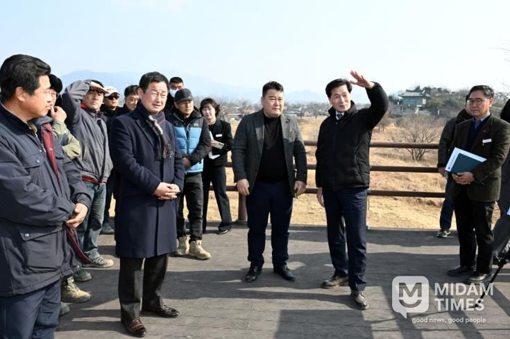 - 2026년 읍면동 방문 기간 밀양시 관계자들이 주요 현안 사업지와 민생 현장을 방문해 현황을 살피고 있다.