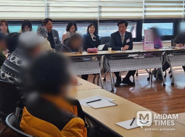 시민과 ‘소통하기 좋은 날’ 열일곱 번째 만남에서 밀양시 관계자와 정신건강복지센터 이용자 가족들이 서로 의견을 나누고 있다.