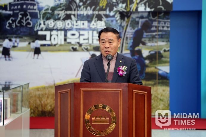 이재식 수원특례시의회 의장이 26일 수원박물관 1층 로비에서 열린 「수원박물관 특별기획전 ‘1980년대 수원, 그해 우리는’」 개막식에서 축사를 하고 있다