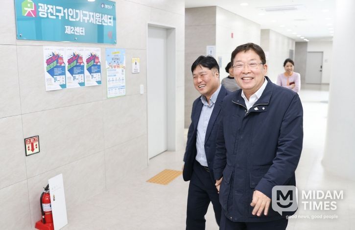 김경호 광진구청장이 지난 3월 24일 광진구 1인가구지원센터 2센터를 방문해 시설을 둘러보고 있다.