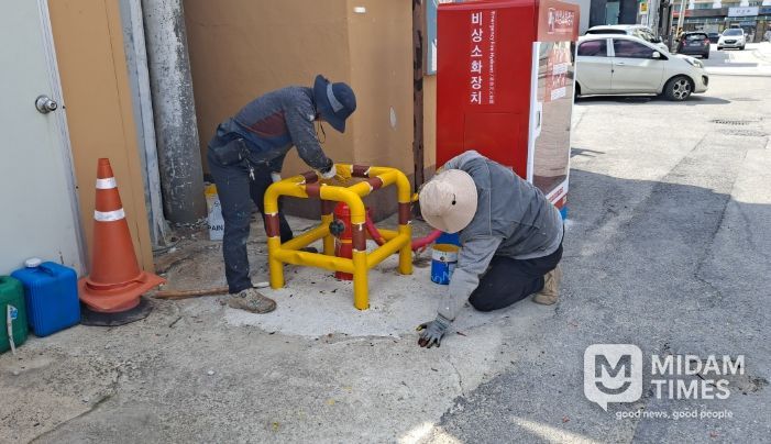 울진소방서, 관내 노후 소화전 보호틀 도색작업 실시