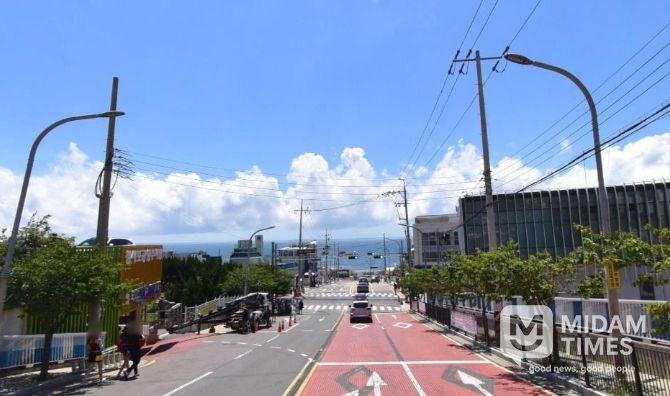 전선 지중화사업을 시행할 청사포 전경. 해변열차가 다니는 해운대 대표 관광지다.