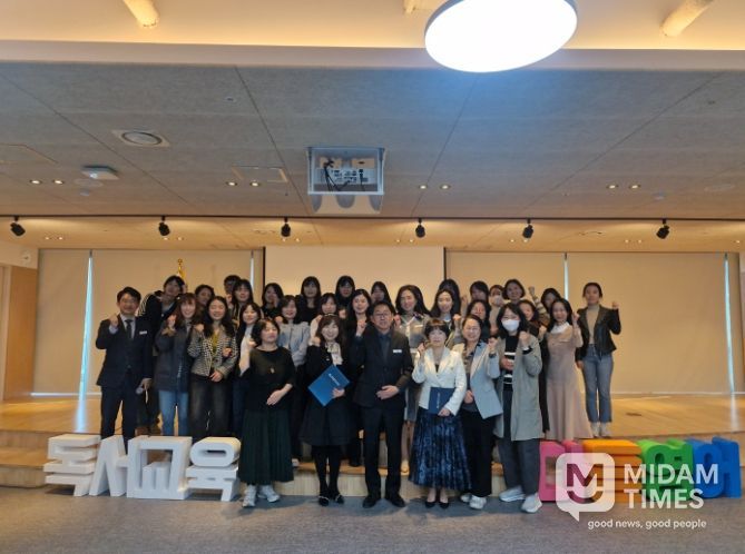 독서교육, 초등영어교육 지원단들이 26일 울산교육연구정보원 박상진홀에서 출범식을 열고 기념사진을 찍고있다.