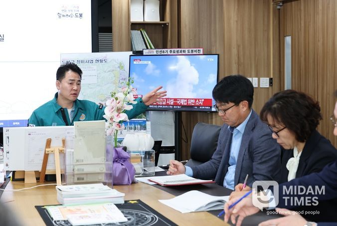 오언석 도봉구청장이 지난 3월 23일 구청장실에서 ‘비상경제대책회의’를 주재하고 있다