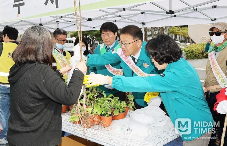 창원특례시, 봄맞이 시민 나무 나누어주기 행사 성료