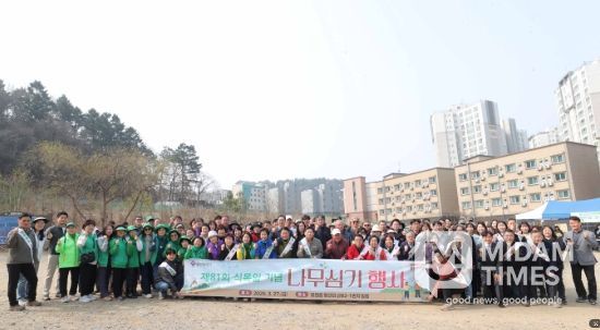 이상일 용인특례시장은 27일 식목일을 맞아 열린 나무심기 행사에서 참석자들과 기념촬영 했다