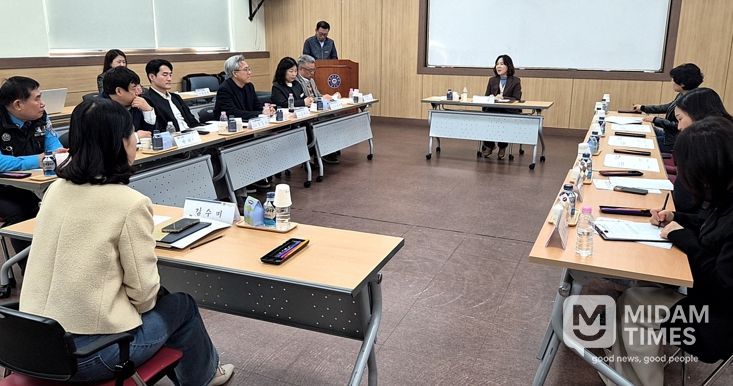 경주시는 청소년수련관에서 ‘2026년 경주시 청소년안전망 제1차 청소년복지실무위원회’를 26일 열고 위기청소년 지원 방안을 논의하고 있다.