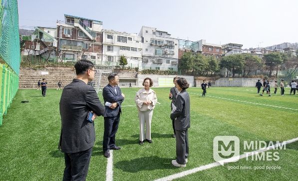 3월 26일 박희영 용산구청장이 용산중학교 인조잔디 운동장을 살펴보고 있다