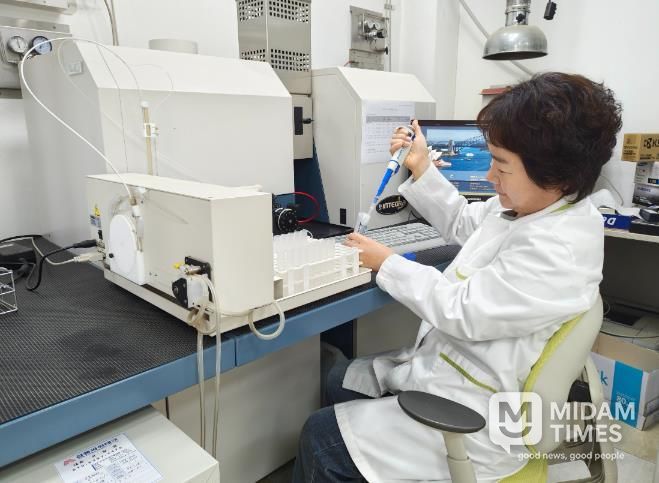 밀양시농업기술센터 토양검정 담당 직원이 토양 성분을 분석하고 있다.