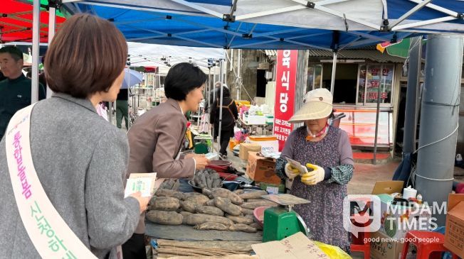 달성군, 통합돌봄 현장 홍보 사진(달성군 관계자들이 30일 현풍백년도깨비시장 상인들을 대상으로 통합돌봄 홍보를 진행 중이다.