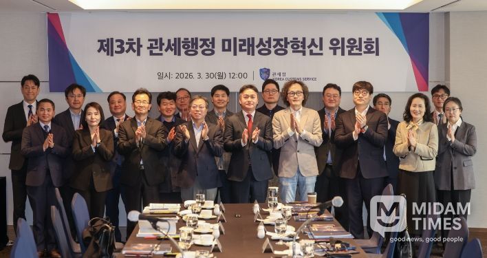 이종욱 관세청 차장(앞줄 가운데)이 30일 제3차 미래성장혁신위원회를 마치고 기념 촬영하고 있다.
<p> </p>
<p>