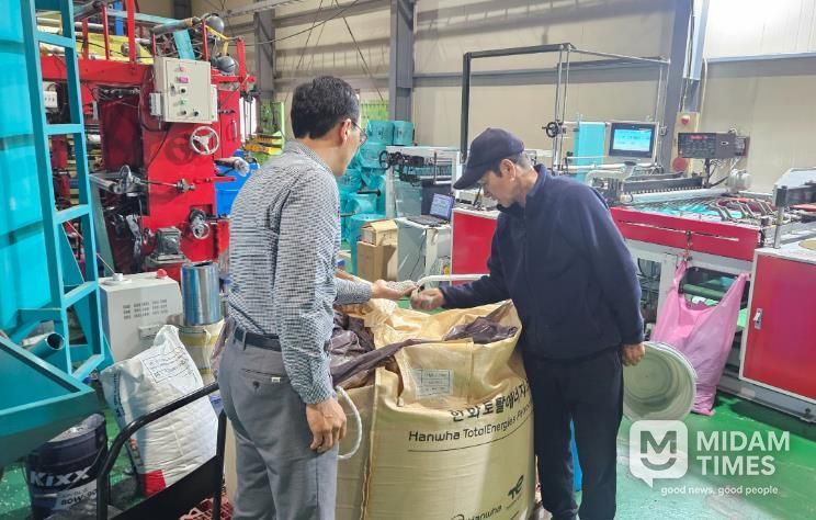 영주시 종량제봉투 생산업체를 방문해 조기 공급을 요청하고 원료 점검을 실시하고 있다