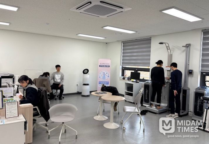 밀양시 건강채움센터 건강관리실에서 모바일 헬스케어 사업 참여자를 대상으로 사전 검진 및 상담을 진행하고 있다.