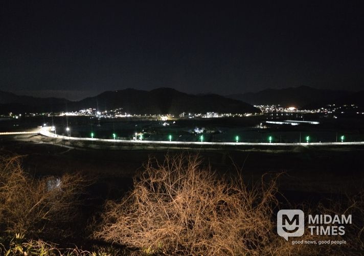 달팽이전망대 잔도길에서 바라본 안심가로등이 설치된 암새들 야경