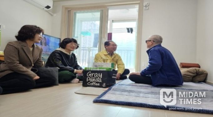 부산 사상구, 돌봄통합지원법 시행 첫날...구청장 직접 현장방문 나서