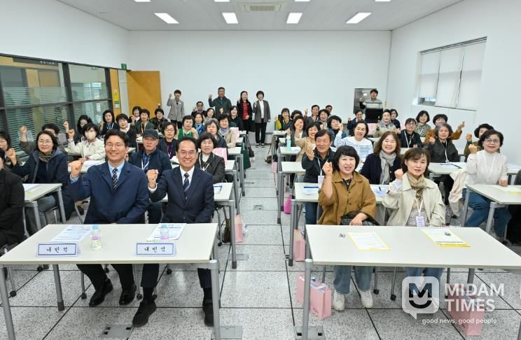 영주시는 3월31일 평생직원교육관에서 경북도민행복대학 개강식을 개최했다(단체기념사진)