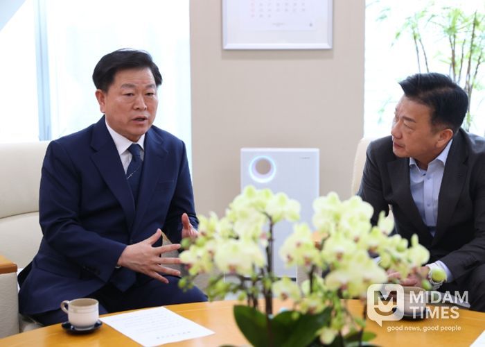 박승원 광명시장(사진 왼쪽)이 31일 오후 인천 송도 포스코이앤씨 본사를 찾아 송치영 포스코이앤씨 사장(사진 오른쪽)과 만나 신안산선 사고 현장 인근 주요 시설물의 전면 보강과 신속한 피해 보상에 대해 확답을 받고 있다.