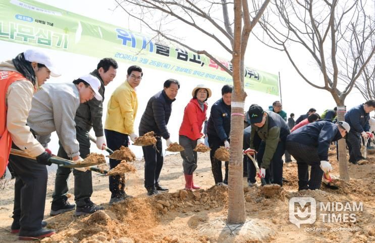 영덕군 ‘위기극복 희망키우기 & 나무심기’ 행사 모습.