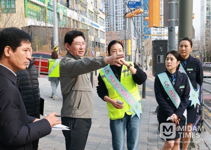 이상일 용인특례시장이 1일 수지구 풍덕초등학교를 찾아 횡단보도와 어린이보호구역 등 현장을 살펴보고 있다