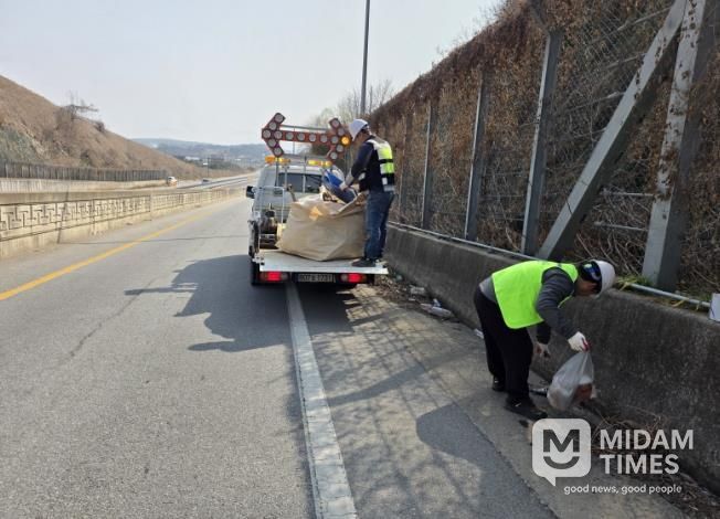 영광군, 봄철 도로변 환경정비 실시... 쾌적하고 안전한 도로환경 조성