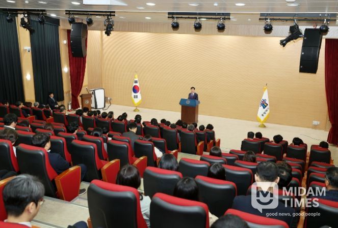 도교육청 사랑관 세미나실에서 4월 월례조회를 개최했다.