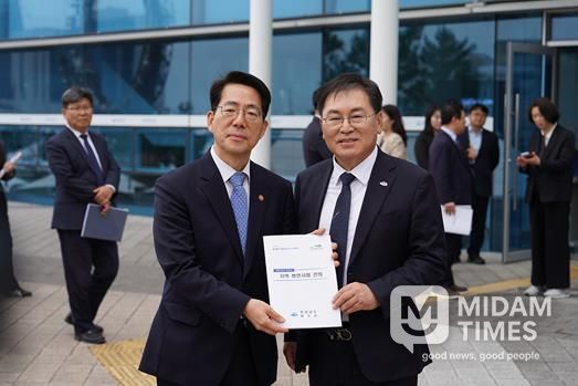 여수시가 4월 1일 여수를 방문한 황종우 해수부 장관에게 해양관광 및 수산분야 주요 현안사업에 대한 정부 지원을 건의했다.(좌-황종우 해양수산부 장관, 우-정현구 여수시장 권한대행)