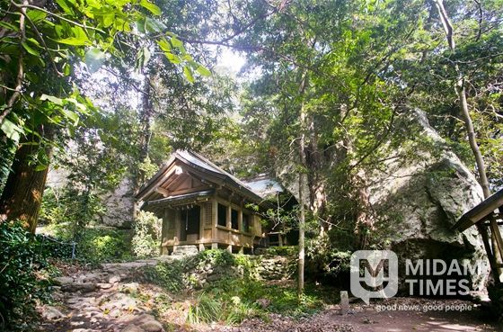 오키노시마 섬안의 신사(오키츠미야 본전)'