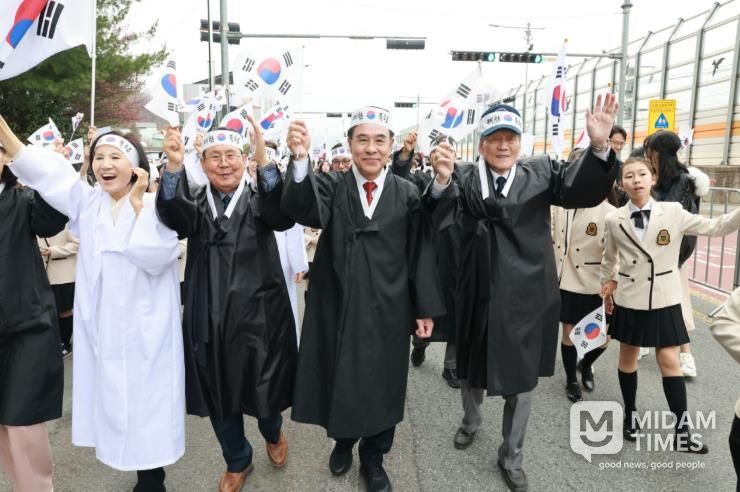 충남 계룡시는 1일 두마초에서 ‘두계장터 4·1 독립만세운동 재현행사를 성황리에 개최했다.