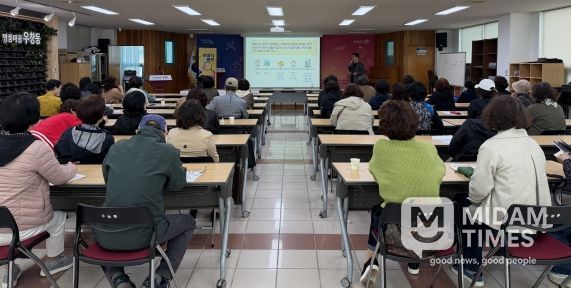 포항시가 2일 우창동 통장회의에서 통장 대상 분양 주택 입주시 취득세 중과세 유의사항에 대해 안내하고 있다.