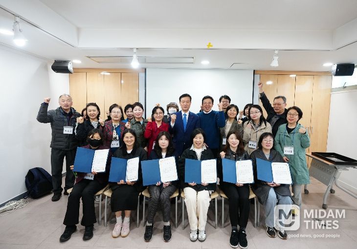 이승로 성북구청장(가운데)과 ‘2026 성북구 공정무역 서포터즈 양성과정’ 수료자들이 기념 촬영을 하고 있다
