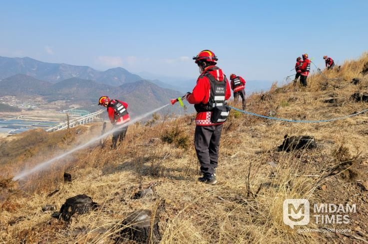 청명·한식을 앞두고 산불전문예방진화대원이 산불진화훈련을 진행 중이다.