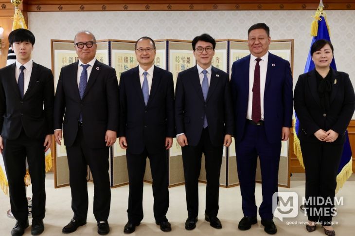 김민석 국무총리가 2일 세종대로 정부서울청사에서 조나단 초이 홍콩 중화총상회장을 접견, 인사 및 환담을 나누고 있다.(국무조정실)