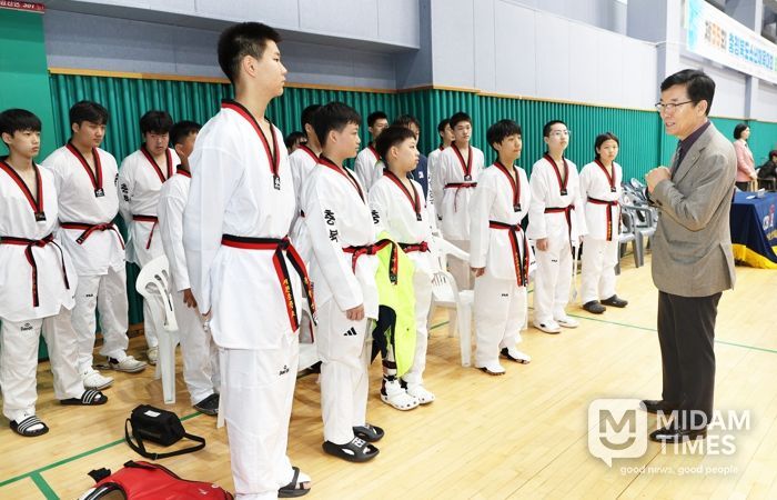 윤건영 충북교육감, 제55회 충청북도소년체육대회 경기장 찾아 선수단 격려