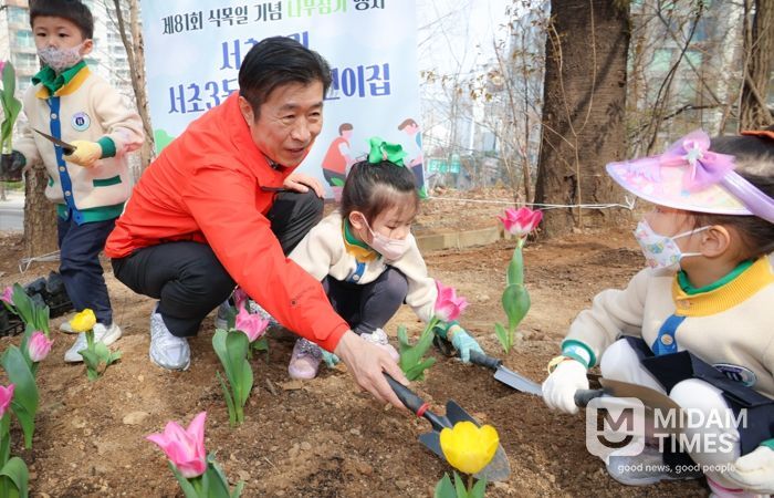 식목일을 기념해 우면산 무장애숲길에서 꽃을 심고 있는 전성수 서초구청장