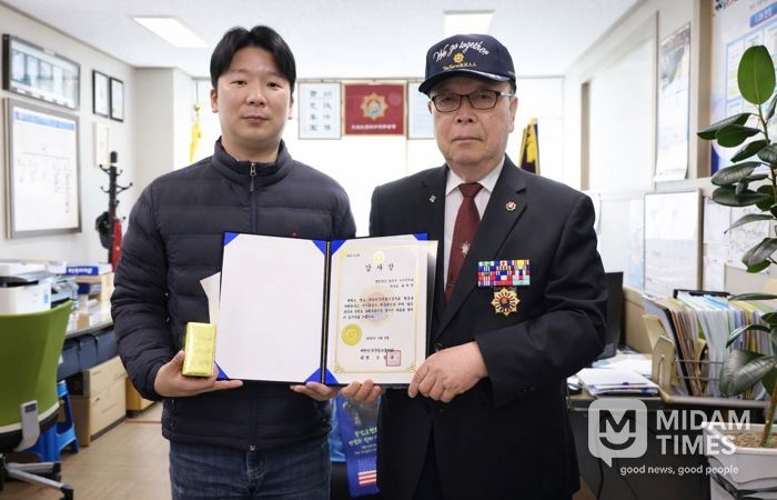 지난 3일 경주시보훈회관에서 최재석 주무관(왼쪽)이 윤정대 대한민국무공수훈자회 경북지부 경주시지회장으로부터 감사장을 받은 뒤 기념촬영을 하고 있다.
