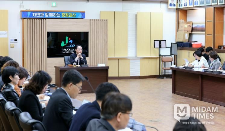 송인헌 괴산군수가 6일 군청 중회의실에서 확대간부회의를 주재하고 있다