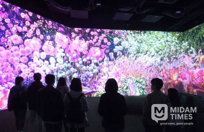 경주 동궁원 내 복합문화정원 ‘라원’ 전시관에서 관람객들이 AI 미디어아트로 구현된 ‘빛의 갤러리’를 감상하고 있다.