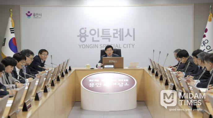 이상일 용인특례시장이 6일 시청 영상회의실에서 열린 간부공무원 회의에서 중동전쟁 장기화에 따른 위기 극복 방안을 논의하고 있다