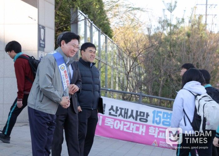 이상일 용인특례시장이 7일 아침 성복고등학교 정문 앞에서 개인형 이동장치 이용 안전캠페인에 참여했다.